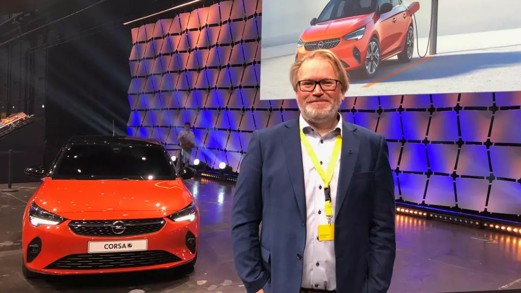 FORNØYD: Opels PR-sjef Stein Pettersen kan konstatere at et tresifret antall nordmenn reserverte Corsa-e allerede første dag. Foto: Øivind A. Monn-Iversen