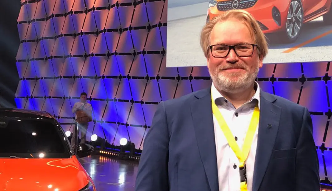TILBYR LÅNEBIL: Informasjonssjef Stein Pettersen hos importøren Bertel O. Steen. TILBYR LÅNEBIL: Informasjonssjef Stein Pettersen hos importøren Bertel O. Steen.