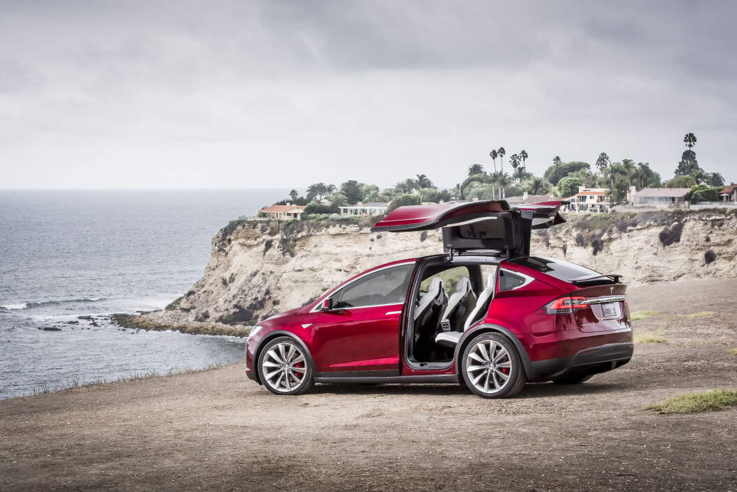 FØRST TIL NORGE: Eldrid og Olav Midttun fra Bærum får Europas første Tesla Model X. Foto: Tesla FØRST TIL NORGE: Eldrid og Olav Midttun fra Bærum får Europas første Tesla Model X. Foto: Tesla