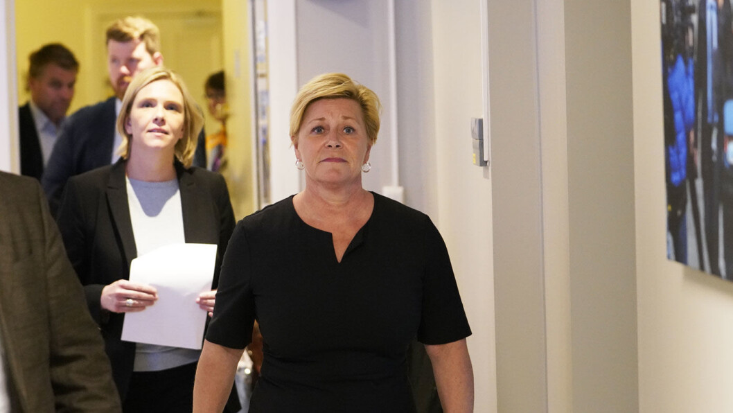 JOBBER FOR GJENNOMSLAG: Frp-leder Siv Jensen og Sylvi Listhaug (i bakgrunnen) etter FrPs ekstraordinære landsmøte om bompenger onsdag. Foto: Fredrik Hagen / NTB scanpix JOBBER FOR GJENNOMSLAG: Frp-leder Siv Jensen og Sylvi Listhaug (i bakgrunnen) etter FrPs ekstraordinære landsmøte om bompenger onsdag. Foto: Fredrik Hagen / NTB scanpix