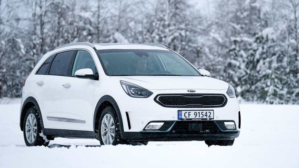 SKAL SJEKKES: Kia kaller inn en del av Niro-hybridene for å sjekke en eventuell feil. Bilen fikk skryt for mye i Motors test forrige vinter – blant annet lav pris, gode kjøreegenskaper og høyt utstyrsnivå. Foto: Jon Terje Hellgren Hansen