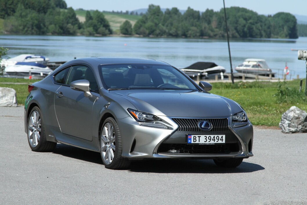 SPORTSBIL: Lexus RC 300h et godt valg for alle som ønsker seg en sportsbil som ser rå ut, ikke koster skjorta og som fungerer supert i hverdagen. Foto: Rune Korsvoll SPORTSBIL: Lexus RC 300h et godt valg for alle som ønsker seg en sportsbil som ser rå ut, ikke koster skjorta og som fungerer supert i hverdagen. Foto: Rune Korsvoll