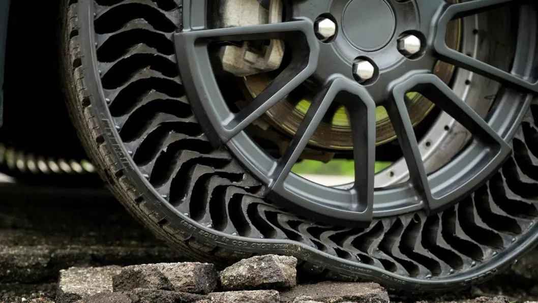 TAR GREP: Michelins prototype på et luft- og punkteringsfritt dekk er kanskje produksjonsklart allerede i 2024. Foto: Michelin
