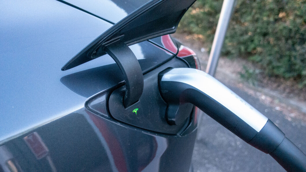 LAD HER: Påfyll for en Tesla Model 3 Long Range. Snart blir ladepausen unnagjort på under et kvarter. Foto: Peter Raaum LAD HER: Påfyll for en Tesla Model 3 Long Range. Snart blir ladepausen unnagjort på under et kvarter. Foto: Peter Raaum