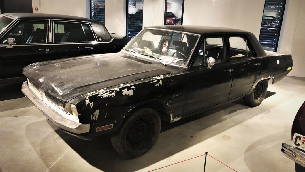 RAGGARBIL: Kongebilen ble avregistrert i 1987 og har siden sett slik ut. 1970-modellen Dodge Dart Swinger var kongens privatbil fra 1975, og bilen ble ofte sett i Oslos gater med kongen selv bak rattet. Men etter at den forsvant ut av kongelig eie, fikk den ublid skjebne. Foto: Geir Røed RAGGARBIL: Kongebilen ble avregistrert i 1987 og har siden sett slik ut. 1970-modellen Dodge Dart Swinger var kongens privatbil fra 1975, og bilen ble ofte sett i Oslos gater med kongen selv bak rattet. Men etter at den forsvant ut av kongelig eie, fikk den ublid skjebne. Foto: Geir Røed