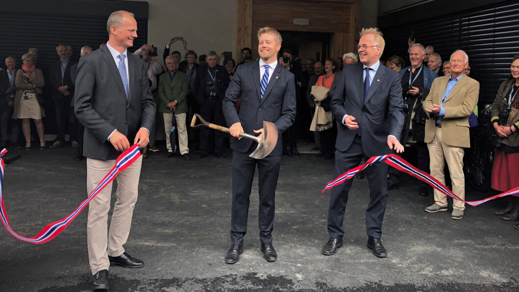 ÅPNING: Norsk Kjøretøyhistorisk museum ble åpnet av statssekretær Tommy Skjervold (i midten), sammen med tidligere samferdselsminister Ketil Solvik-Olsen (t.v.) og vegdirektør Bjørne Grimsrud. Foto: Geir Røed ÅPNING: Norsk Kjøretøyhistorisk museum ble åpnet av statssekretær Tommy Skjervold (i midten), sammen med tidligere samferdselsminister Ketil Solvik-Olsen (t.v.) og vegdirektør Bjørne Grimsrud. Foto: Geir Røed