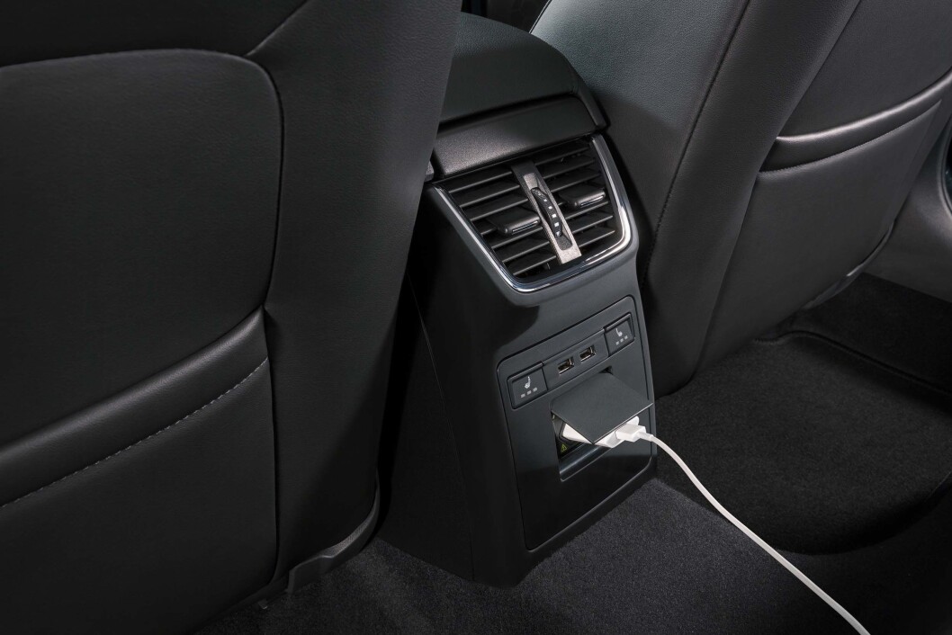 ALDRI MER LADEANGST: I enkelte utstyrspakker på Skoda Octavia er det mulig å ha flere USB-innganger og stikkontakt. ALDRI MER LADEANGST: I enkelte utstyrspakker på Skoda Octavia er det mulig å ha flere USB-innganger og stikkontakt.
