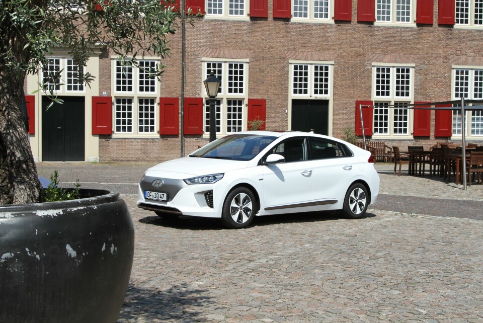 TRE I EN: Nye Hyundai Ioniq kommer først som ren elbil og vanlig hybrid, deretter som ladbar hybrid. Designen er mer tradisjonell enn på Toyota Prius. Foto: Rune Korsvoll
