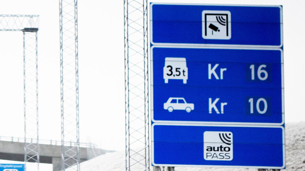 DELT OM BOM: Fylkestinget i Hordaland klarte ikke å bli enige om å fjerne tre bomstasjoner. Derfor blir bommene stående – inntil videre… DELT OM BOM: Fylkestinget i Hordaland klarte ikke å bli enige om å fjerne tre bomstasjoner. Derfor blir bommene stående – inntil videre…