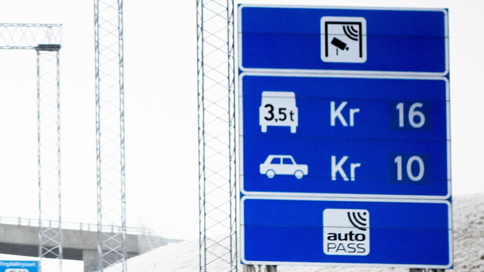 DELT OM BOM: Fylkestinget i Hordaland klarte ikke å bli enige om å fjerne tre bomstasjoner. Derfor blir bommene stående – inntil videre… DELT OM BOM: Fylkestinget i Hordaland klarte ikke å bli enige om å fjerne tre bomstasjoner. Derfor blir bommene stående – inntil videre…