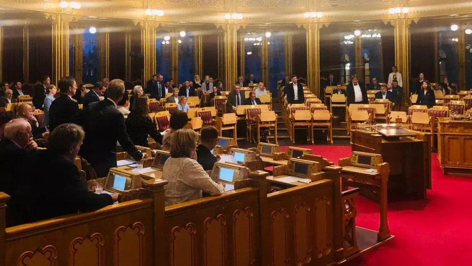 OPP MED HÅNDA: Bompengefinansieringen av tre store veiprosjekt ble vedtatt med overveldende flertall i Stortinget tirsdag. Foto: Peter Raaum