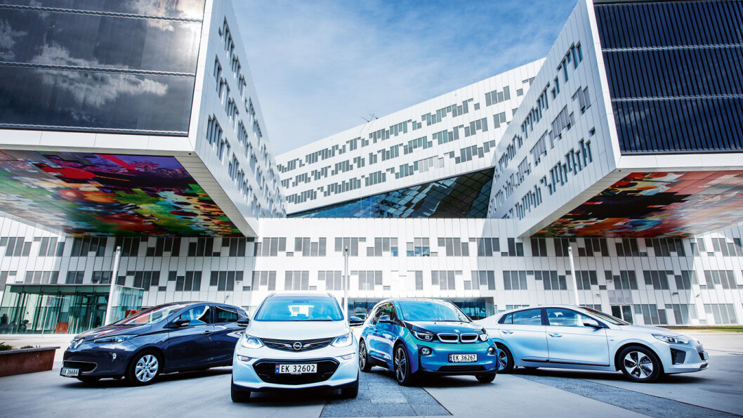 ATTRAKTIVE: Elbiler – her representert ved Renault Zoe, Opel Ampera-e, BMW i3 og Hyundai Ioniq – har opplagt bruksverdi og eierglede som overgår insentivene. Mange nordmenn ønsker å kjøpe elbil igjen selv om fordelene blir borte. Foto: Jon Terje Hellgren Hansen ATTRAKTIVE: Elbiler – her representert ved Renault Zoe, Opel Ampera-e, BMW i3 og Hyundai Ioniq – har opplagt bruksverdi og eierglede som overgår insentivene. Mange nordmenn ønsker å kjøpe elbil igjen selv om fordelene blir borte. Foto: Jon Terje Hellgren Hansen
