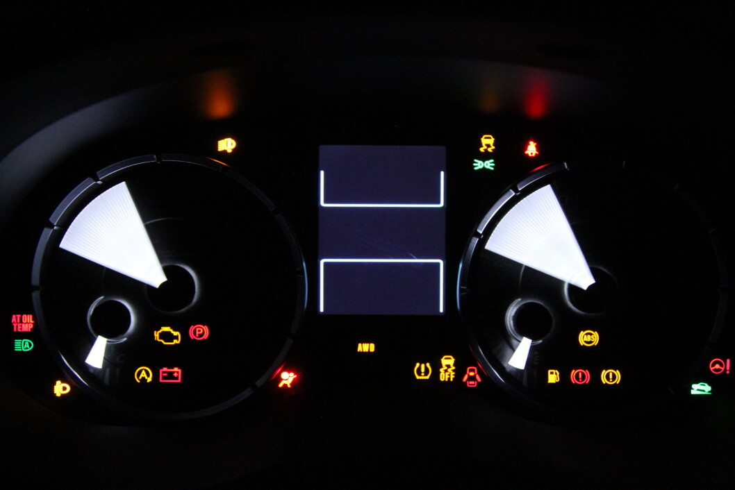 NÅR LAMPENE LYSER: Når en rød lampe lyser på dashbordet, må du stoppe bilen med en gang. En gul lampe betyr at du har litt tid til å fikse problemet. Foto: Rune Korsvoll NÅR LAMPENE LYSER: Når en rød lampe lyser på dashbordet, må du stoppe bilen med en gang. En gul lampe betyr at du har litt tid til å fikse problemet. Foto: Rune Korsvoll