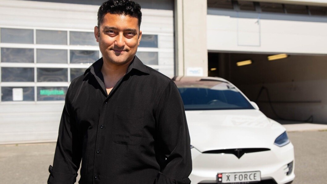GODKJENT VERKSTED: Satheesh Varadharajan står utenfor MPS Micropaint Fornebu sammen med sin Model X med skiltene «X Force». Han skal reparere en felgskade hos småskadeeksperten. GODKJENT VERKSTED: Satheesh Varadharajan står utenfor MPS Micropaint Fornebu sammen med sin Model X med skiltene «X Force». Han skal reparere en felgskade hos småskadeeksperten.