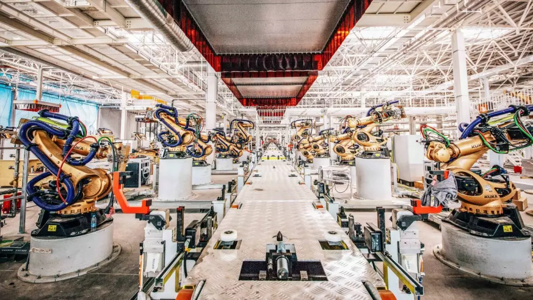 FÆRRE I KØEN: Byton er en av de kinesiske elbilprodusentene som lanseres for fullt i 2019. Her venter noen av de 335 robotene på fabrikken på noe å gjøre. Samtidig varsler kinesiske myndigheter strammere regler for oppstartselskapene.