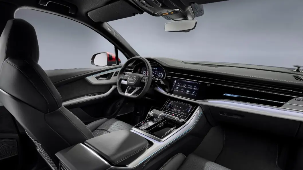 NYTT INTERIØR: Q7 får nå de to store skjermene og de øvrige designtrekkene vi kjenner fra de øvrige luksusbilene til Audi, fra e-tron til Q8. NYTT INTERIØR: Q7 får nå de to store skjermene og de øvrige designtrekkene vi kjenner fra de øvrige luksusbilene til Audi, fra e-tron til Q8.