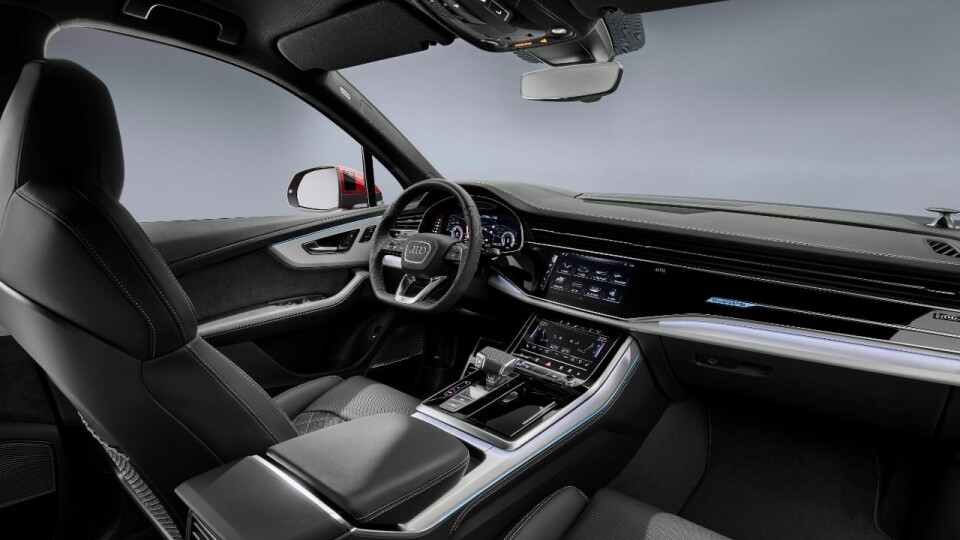 NYTT INTERIØR: Q7 får nå de to store skjermene og de øvrige designtrekkene vi kjenner fra de øvrige luksusbilene til Audi, fra e-tron til Q8.