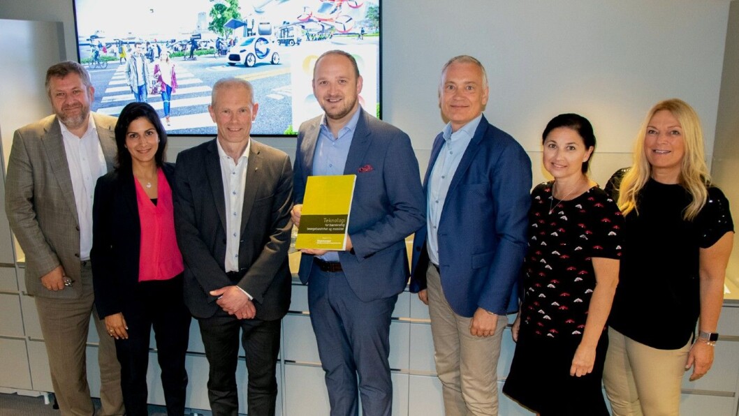 EKSPERTUTVALGET: Bernt Reitan Jenssen (f.v.), Mariam Kaynia, John-Mikal Størdal, statsråd Jon Georg Dale, Niels Buus Kristensen, Gro Holst Volden og Toril Nag. Alexandra Bech Gjørv var ikke tilstede under rapportfremleggelsen. Foto: Kjell Brataas/Samferdselsdepartementet EKSPERTUTVALGET: Bernt Reitan Jenssen (f.v.), Mariam Kaynia, John-Mikal Størdal, statsråd Jon Georg Dale, Niels Buus Kristensen, Gro Holst Volden og Toril Nag. Alexandra Bech Gjørv var ikke tilstede under rapportfremleggelsen. Foto: Kjell Brataas/Samferdselsdepartementet
