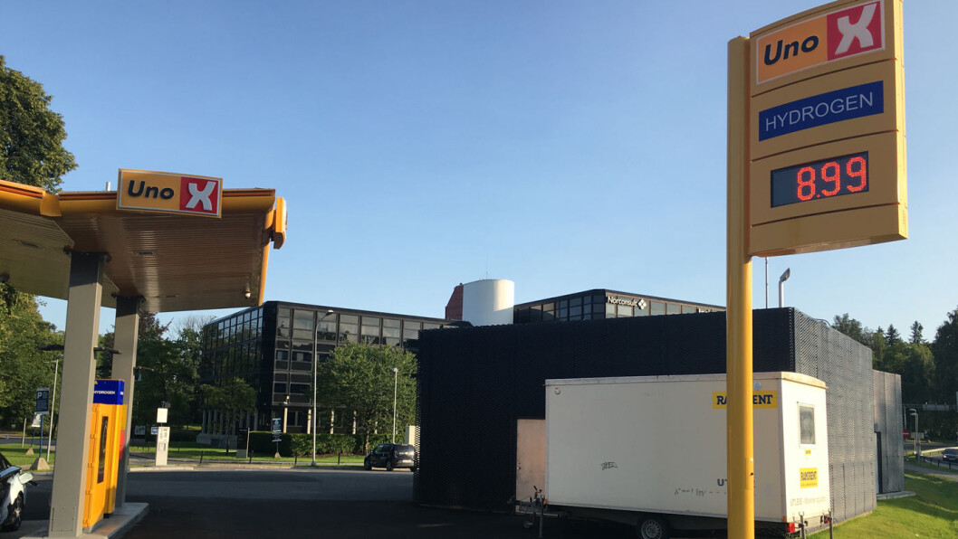 SMELL: Røyk og damp steg opp fra ruinene etter at en hydrogentank i Sandvika eksploderte 10. juni. Når har undersøkelser vist at en feilmontert plugg førte til lekkasje fra tanken, noe som igjen førte til eksplosjonen. SMELL: Røyk og damp steg opp fra ruinene etter at en hydrogentank i Sandvika eksploderte 10. juni. Når har undersøkelser vist at en feilmontert plugg førte til lekkasje fra tanken, noe som igjen førte til eksplosjonen.