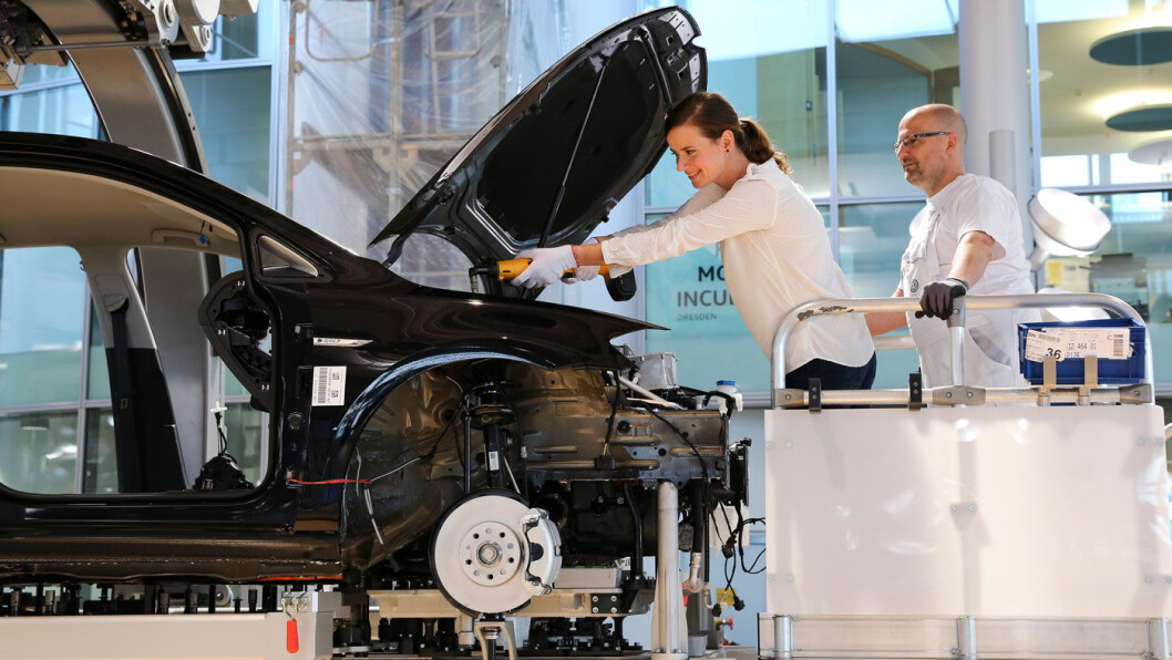 BILFABRIKK: Volkswagen er Europas største bilprodusent. Ved deres fabrikk i Dresden kan kjøpere få være med på monteringen av e-Golf’ene. Foto: Volkswagen AG BILFABRIKK: Volkswagen er Europas største bilprodusent. Ved deres fabrikk i Dresden kan kjøpere få være med på monteringen av e-Golf’ene. Foto: Volkswagen AG