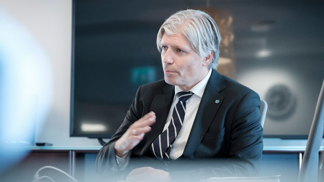INGEN JUBEL: Statsrådene Ola Elvestuen (bildet) og Jon Georg Dale la fram regjeringens handlingsplan for hvordan man skal bygge infrastruktur for elbil i hele landet. Planen høstet lite applaus. Foto: Jon Terje Hellgren Hansen INGEN JUBEL: Statsrådene Ola Elvestuen (bildet) og Jon Georg Dale la fram regjeringens handlingsplan for hvordan man skal bygge infrastruktur for elbil i hele landet. Planen høstet lite applaus. Foto: Jon Terje Hellgren Hansen