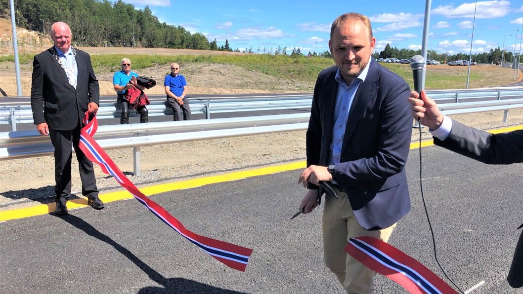 KLIPPER, MEN KLARER IKKE KUTTE: Jon Georg Dale klipper snora og åpner nye E18 på Sørlandet. Men han klarer ikke å kappe bompengeandelen. Foto: Geir Røed KLIPPER, MEN KLARER IKKE KUTTE: Jon Georg Dale klipper snora og åpner nye E18 på Sørlandet. Men han klarer ikke å kappe bompengeandelen. Foto: Geir Røed