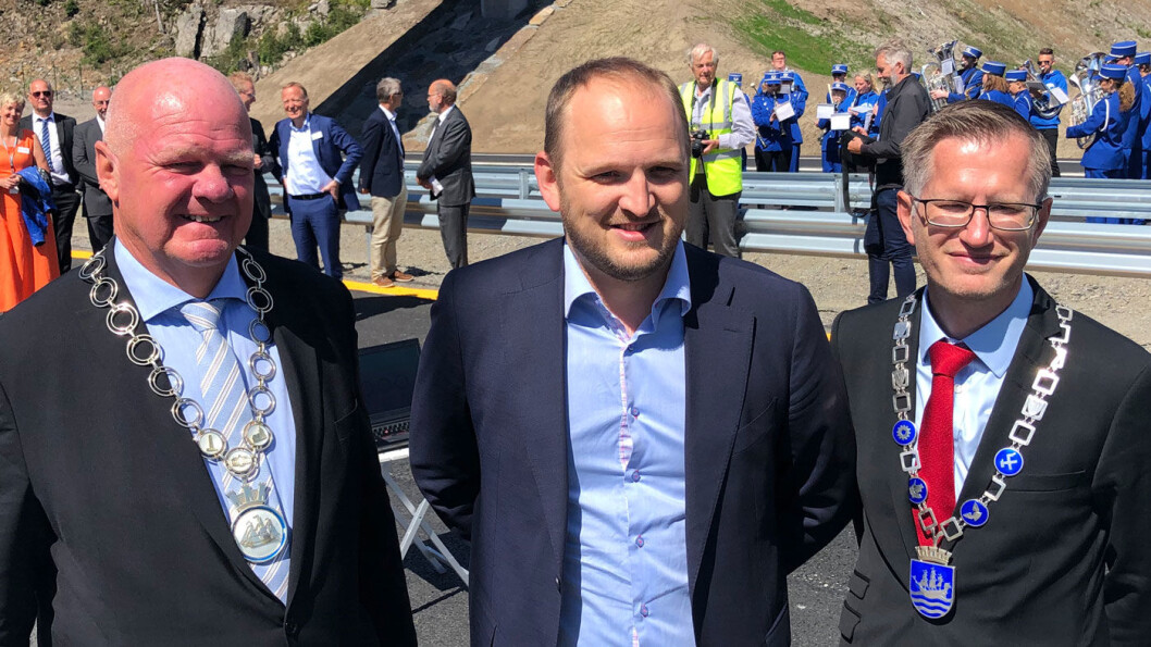 KAMP FOR MER: Ordførerne på Sørlandet, her representert ved Jan Dukene fra Tvedestrand (t.v.) og Robert Cornels Nordli fra Arendal, vil ha mer firefeltsvei. Jon Georg Dale vil ikke love det. Foto: Geir Røed KAMP FOR MER: Ordførerne på Sørlandet, her representert ved Jan Dukene fra Tvedestrand (t.v.) og Robert Cornels Nordli fra Arendal, vil ha mer firefeltsvei. Jon Georg Dale vil ikke love det. Foto: Geir Røed
