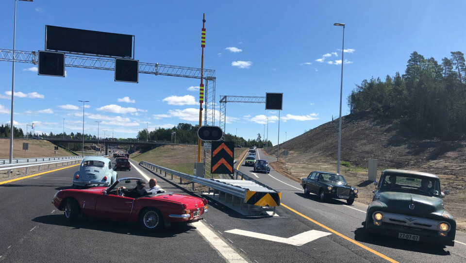 VETERANBILER: En lang parade med veteranbiler av alle typer markerte åpningen av ny motorvei på Sørlandet. Foto: Geir Røed