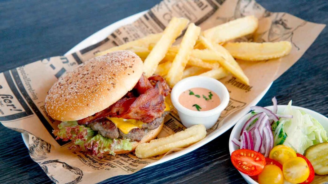 BURGER ER BEST: Det er stor forskjell på burgerne du får servert langs veien. Motor har smakt seg fram til de beste. Foto: Mette Randem BURGER ER BEST: Det er stor forskjell på burgerne du får servert langs veien. Motor har smakt seg fram til de beste. Foto: Mette Randem