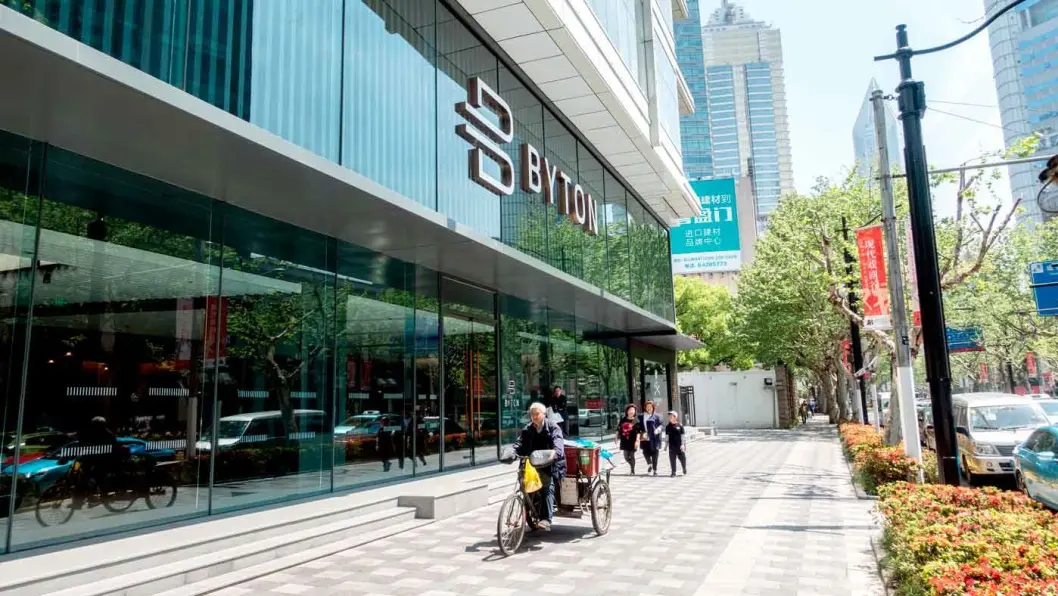 TRÅKKER MOT FREMTIDEN: Syklene er mange, men ikke lenger dominerende i gatebildet i Shanghai. Kineserne kjøper nærmere 25 millioner personbiler i året, stadig flere av dem elektriske – som Byton selger fra sitt showroom på West Nanjing Road i hjertet av Shanghai. Foto: Peter Raaum TRÅKKER MOT FREMTIDEN: Syklene er mange, men ikke lenger dominerende i gatebildet i Shanghai. Kineserne kjøper nærmere 25 millioner personbiler i året, stadig flere av dem elektriske – som Byton selger fra sitt showroom på West Nanjing Road i hjertet av Shanghai. Foto: Peter Raaum