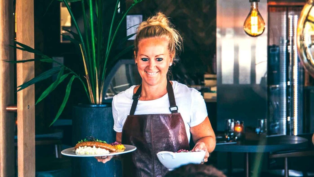 PØLSEMAKERI MED EGET SPISESTED: På det nye Annis Spisested i Ringebu langs E6 i Gudbrandsdalen, er hjemmelagde pølser og burgere en hit. Foto: NAF Lokale opplevelser PØLSEMAKERI MED EGET SPISESTED: På det nye Annis Spisested i Ringebu langs E6 i Gudbrandsdalen, er hjemmelagde pølser og burgere en hit. Foto: NAF Lokale opplevelser