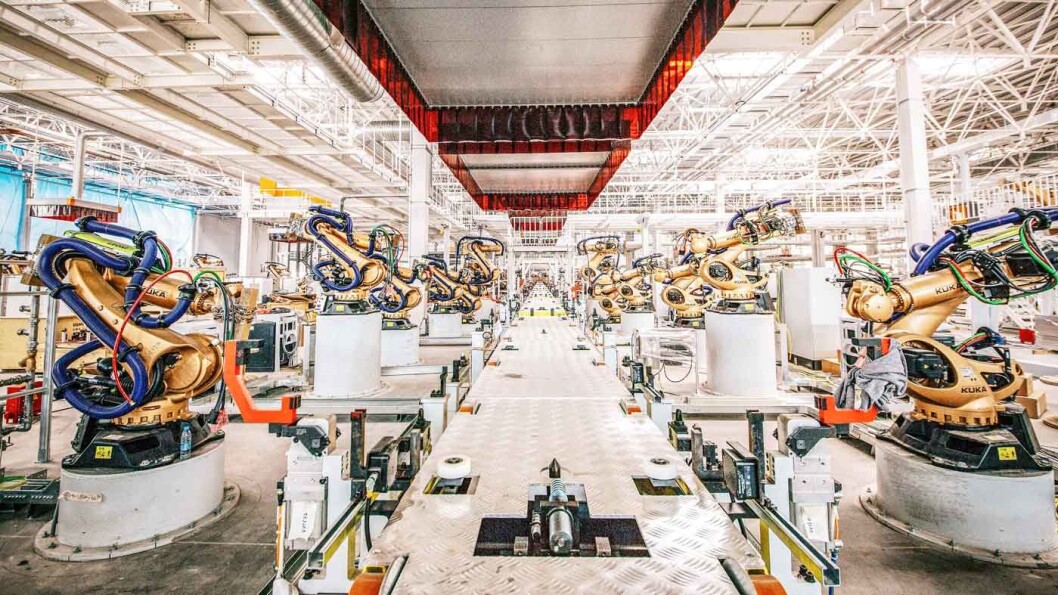 SATSER STORT: 335 roboter er i sving i Bytons nye fabrikk utenfor Nanjing, byen som satser stort på å bli et senter for den nye mobilitetsindustrien i Kina. SATSER STORT: 335 roboter er i sving i Bytons nye fabrikk utenfor Nanjing, byen som satser stort på å bli et senter for den nye mobilitetsindustrien i Kina.