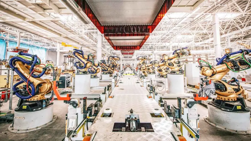 SATSER STORT: 335 roboter er i sving i Bytons nye fabrikk utenfor Nanjing, byen som satser stort på å bli et senter for den nye mobilitetsindustrien i Kina. SATSER STORT: 335 roboter er i sving i Bytons nye fabrikk utenfor Nanjing, byen som satser stort på å bli et senter for den nye mobilitetsindustrien i Kina.