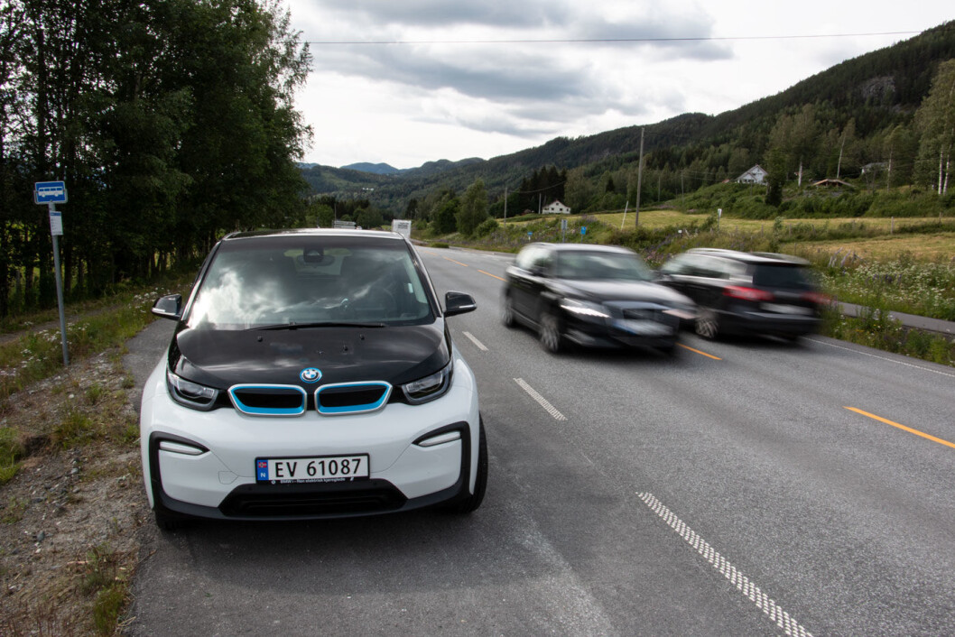 KLIMAREGNSKAPET: Per i dag fører produksjonen av en elbil, som for eksempel en BMW i3, til mer utslipp av CO2 enn produksjonen av en fossilbil. Det skyldes i stor grad batteriet. Men når elbilen først er kommet på veien er det slutt på utslippene. Foto: Peter Raaum KLIMAREGNSKAPET: Per i dag fører produksjonen av en elbil, som for eksempel en BMW i3, til mer utslipp av CO2 enn produksjonen av en fossilbil. Det skyldes i stor grad batteriet. Men når elbilen først er kommet på veien er det slutt på utslippene. Foto: Peter Raaum