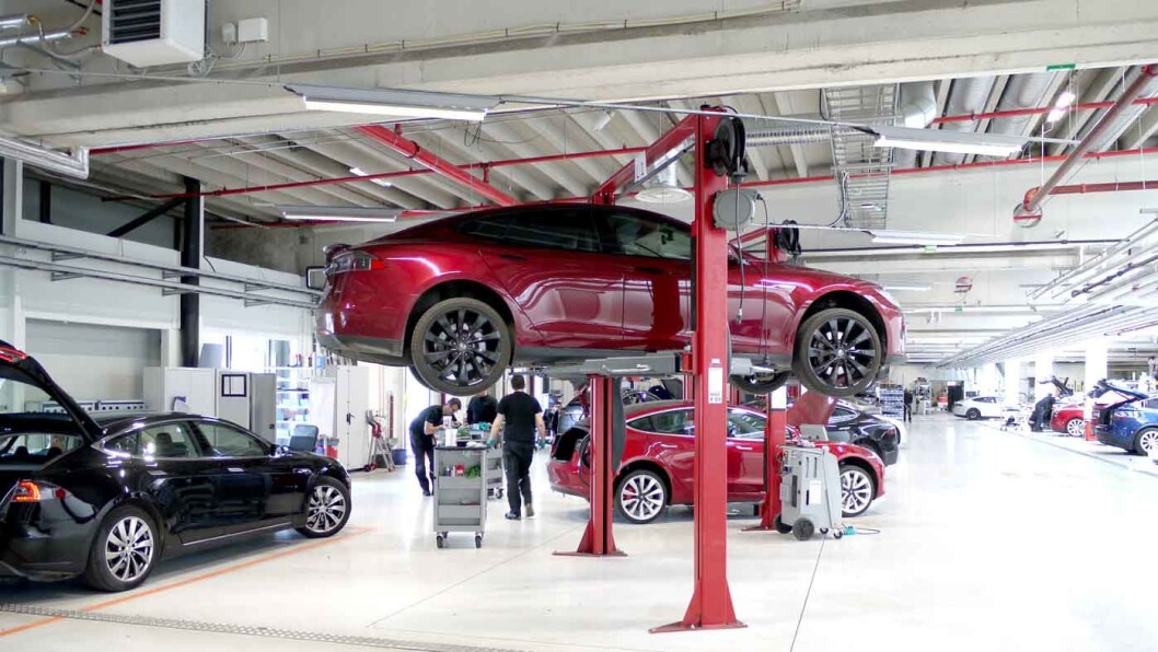 EUROPAS STØRSTE: Teslas nye servicesenter på Karihaugen i Oslo er Europas største. Økt bemanning og doble skift kutter ventetiden med opptil tre måneder. Foto: Pia Strømstad EUROPAS STØRSTE: Teslas nye servicesenter på Karihaugen i Oslo er Europas største. Økt bemanning og doble skift kutter ventetiden med opptil tre måneder. Foto: Pia Strømstad