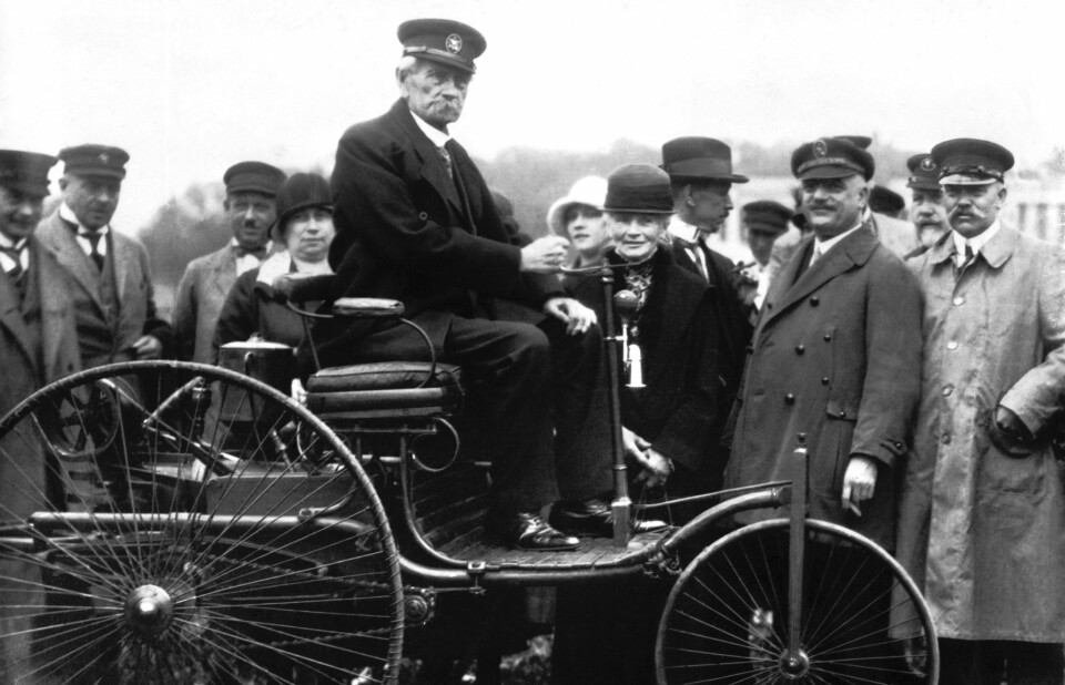 FØRSTE BIL: Benz Patent-Motorwagen er anerkjent som verdens første bil. Her med Carl Benz selv bak rattet. Foto: Mercedes
