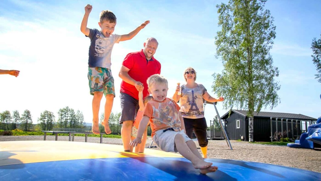 HERLIG PAUSE FOR STORE OG SMÅ: Gode og trygge lekeområder er en kjempefordel når familien skal stoppe og spise langs veien, som her på Sanngrund. Foto: Mette Randem HERLIG PAUSE FOR STORE OG SMÅ: Gode og trygge lekeområder er en kjempefordel når familien skal stoppe og spise langs veien, som her på Sanngrund. Foto: Mette Randem
