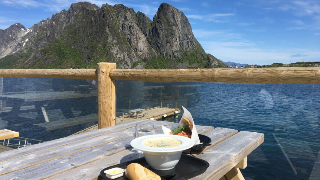 GOD MAT LANGS VEIEN: Hvis du bare vet hvor du skal stoppe, så er det mye godt å få på spisestedene langs veien. Og noe av det aller beste får du her på Sakrisøy i Lofoten. Foto: Mette Møller GOD MAT LANGS VEIEN: Hvis du bare vet hvor du skal stoppe, så er det mye godt å få på spisestedene langs veien. Og noe av det aller beste får du her på Sakrisøy i Lofoten. Foto: Mette Møller