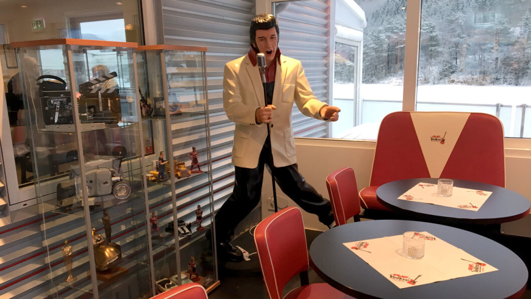 ROCK AND ROLL: En gul, amerikansk skolebuss utenfor gir ekstra sitteplasser, og en Elvis-dukke i inngangspartiet slår an tonen på denne veikroa. ROCK AND ROLL: En gul, amerikansk skolebuss utenfor gir ekstra sitteplasser, og en Elvis-dukke i inngangspartiet slår an tonen på denne veikroa.