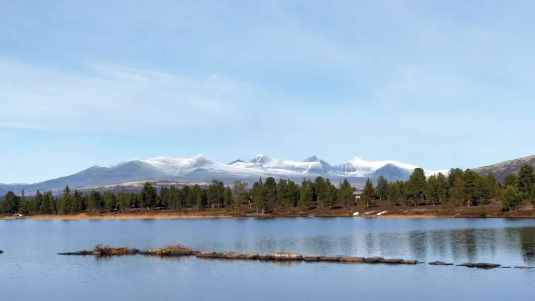RONDANE: Utsikt mot Rondane fra fjellvannet Orvillingen like før vi kommer til Rondablikk. Foto: Reidar Stangenes RONDANE: Utsikt mot Rondane fra fjellvannet Orvillingen like før vi kommer til Rondablikk. Foto: Reidar Stangenes