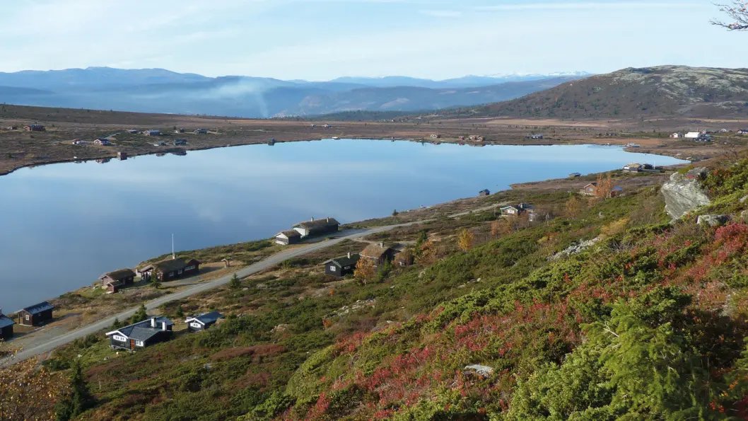 FAGRE FJELL: Utsikt over Avstjønna, Gudbrandsdalen og mot Jotunheimen i vest. Foto: Reidar Stangenes FAGRE FJELL: Utsikt over Avstjønna, Gudbrandsdalen og mot Jotunheimen i vest. Foto: Reidar Stangenes