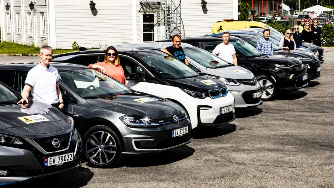 NI I TEST: Et team fra NAF og Motor testet rekkevidde på ni populære elbiler, og bilen nærmest – Nissan Leaf (62 kWt) – utmerker seg ved å gå nesten fire mil etter at den har varslet for tomt batteri. NI I TEST: Et team fra NAF og Motor testet rekkevidde på ni populære elbiler, og bilen nærmest – Nissan Leaf (62 kWt) – utmerker seg ved å gå nesten fire mil etter at den har varslet for tomt batteri.