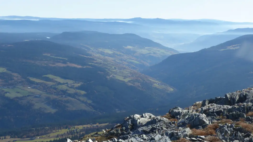 MEKTIG UTSIKT: Fra Krøkla ser du toppene i Rondane og langt inn i Jotunheimen, men også, som her, mot Venabygda og sørover Gudbrandsdalen. Foto: Reidar Stangenes MEKTIG UTSIKT: Fra Krøkla ser du toppene i Rondane og langt inn i Jotunheimen, men også, som her, mot Venabygda og sørover Gudbrandsdalen. Foto: Reidar Stangenes