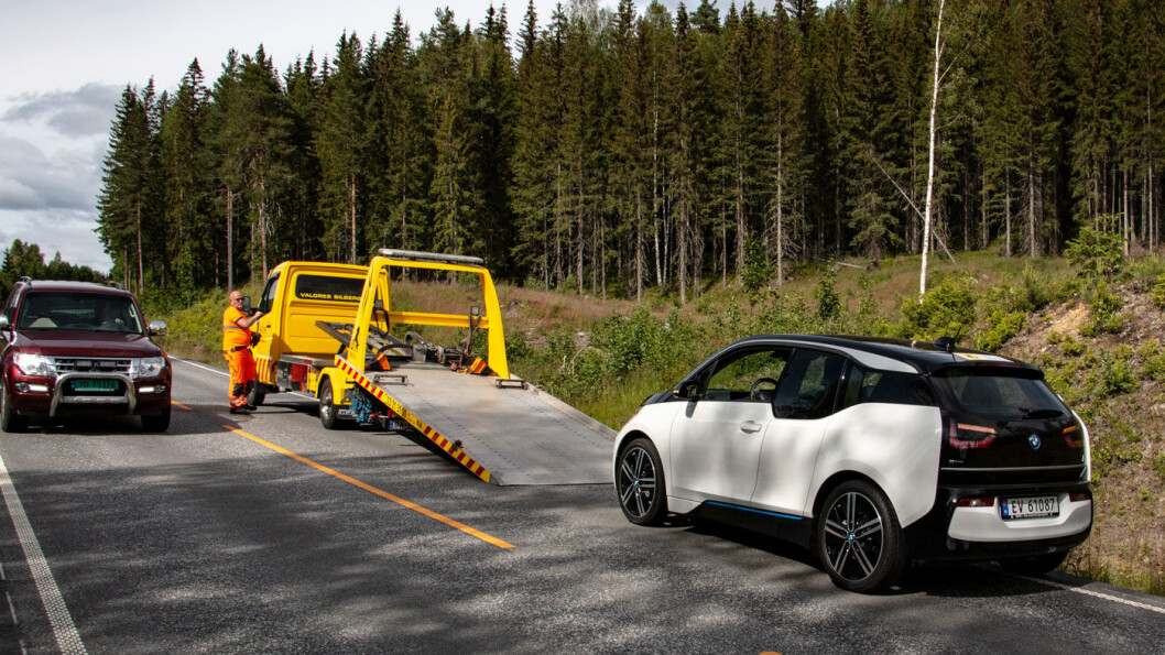 NULL BATTERI, NULL PROBLEM: Vi testet rekkevidde på ni populære elbiler – og kunne konstatere at de fleste har lengre reell rekkevidde enn oppgitt. Og at det er greit med en bergingsbil når batteriet er fullstendig tomt. NULL BATTERI, NULL PROBLEM: Vi testet rekkevidde på ni populære elbiler – og kunne konstatere at de fleste har lengre reell rekkevidde enn oppgitt. Og at det er greit med en bergingsbil når batteriet er fullstendig tomt.