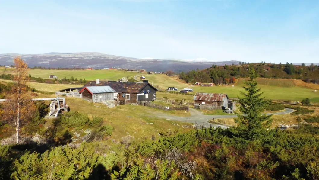 FØR OG NÅ: Ved Toksesetra møtes ny og gammel tid – solcellepanel på veggen, og vasshjul i bekken. Foto: Reidar Stangenes FØR OG NÅ: Ved Toksesetra møtes ny og gammel tid – solcellepanel på veggen, og vasshjul i bekken. Foto: Reidar Stangenes