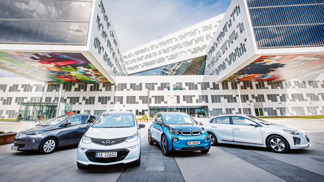 OPP MED PRISEN: Populære elbiler som disse – Renault Zoe (f.v.), Opel Ampera-e, BMW i3 og Hyundai Ioniq – kan få betydelige økte forsikringspremier. Foto: Jon Terje Hellgren Hansen OPP MED PRISEN: Populære elbiler som disse – Renault Zoe (f.v.), Opel Ampera-e, BMW i3 og Hyundai Ioniq – kan få betydelige økte forsikringspremier. Foto: Jon Terje Hellgren Hansen