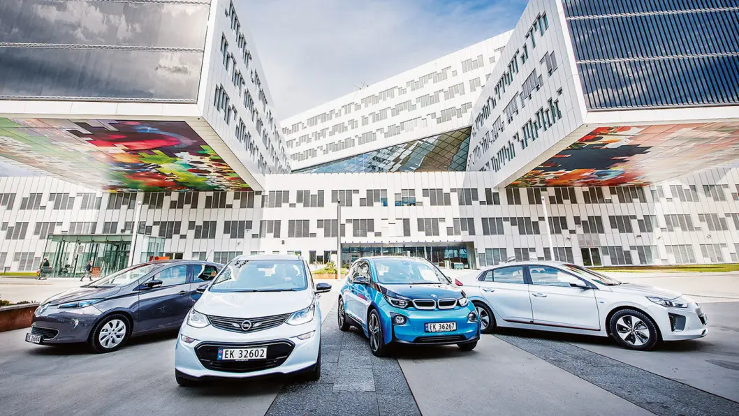 OPP MED PRISEN: Populære elbiler som disse – Renault Zoe (f.v.), Opel Ampera-e, BMW i3 og Hyundai Ioniq – kan få betydelige økte forsikringspremier. Foto: Jon Terje Hellgren Hansen OPP MED PRISEN: Populære elbiler som disse – Renault Zoe (f.v.), Opel Ampera-e, BMW i3 og Hyundai Ioniq – kan få betydelige økte forsikringspremier. Foto: Jon Terje Hellgren Hansen