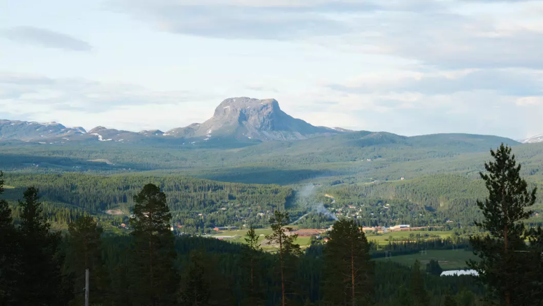 LANDEMERKE: Det karakteristiske fjellet Hatten har gitt navn til Hattfjelldal kommune. Foto: Per Roger Lauritzen