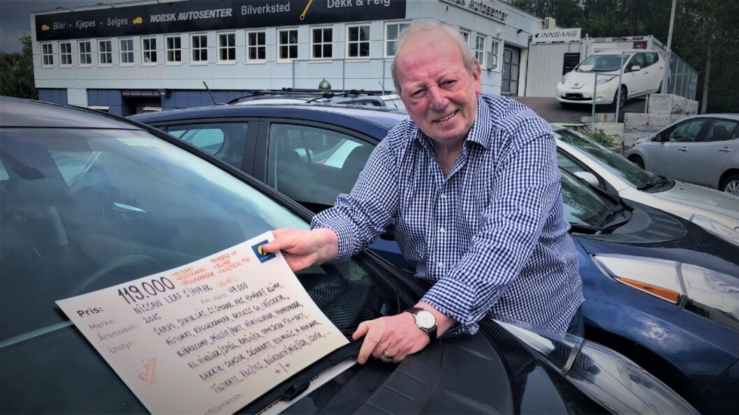 SELGER BRUKTE ELBILER: Finn O. Aasheim selger brukte elbiler – for det meste Nissan Leaf – på Norsk Autosenter. Foto: Geir Røed SELGER BRUKTE ELBILER: Finn O. Aasheim selger brukte elbiler – for det meste Nissan Leaf – på Norsk Autosenter. Foto: Geir Røed