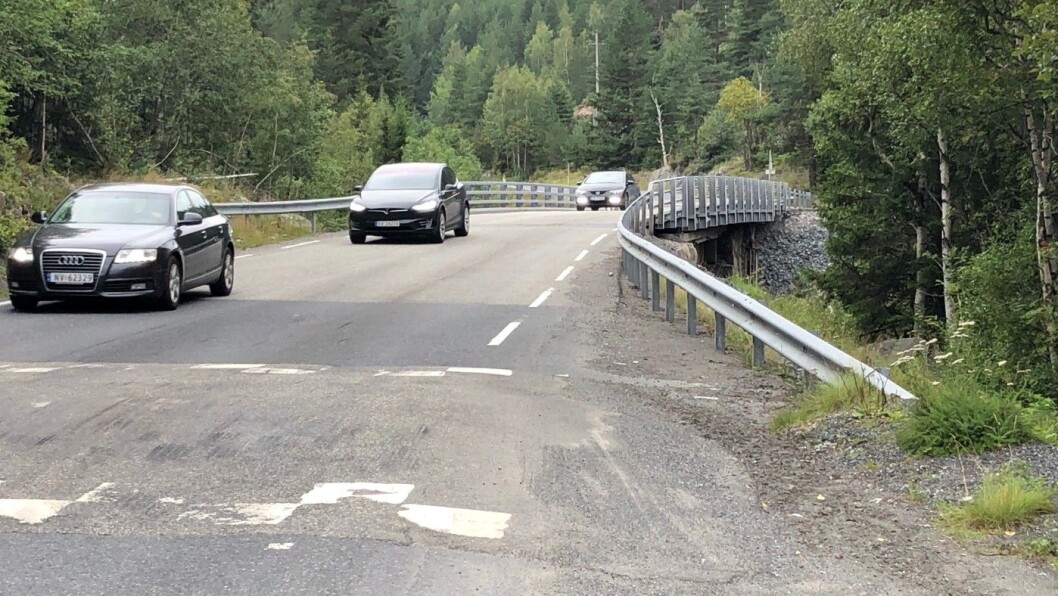 TRAFIKKFARLIG BRU: Noen hundre meter etter at firefeltsveien slutter, vil bilistene fortsatt møte denne gamle, smale, trafikkfarlige brua på europaveien, med fartsdump foran. Foto: Geir Røed TRAFIKKFARLIG BRU: Noen hundre meter etter at firefeltsveien slutter, vil bilistene fortsatt møte denne gamle, smale, trafikkfarlige brua på europaveien, med fartsdump foran. Foto: Geir Røed
